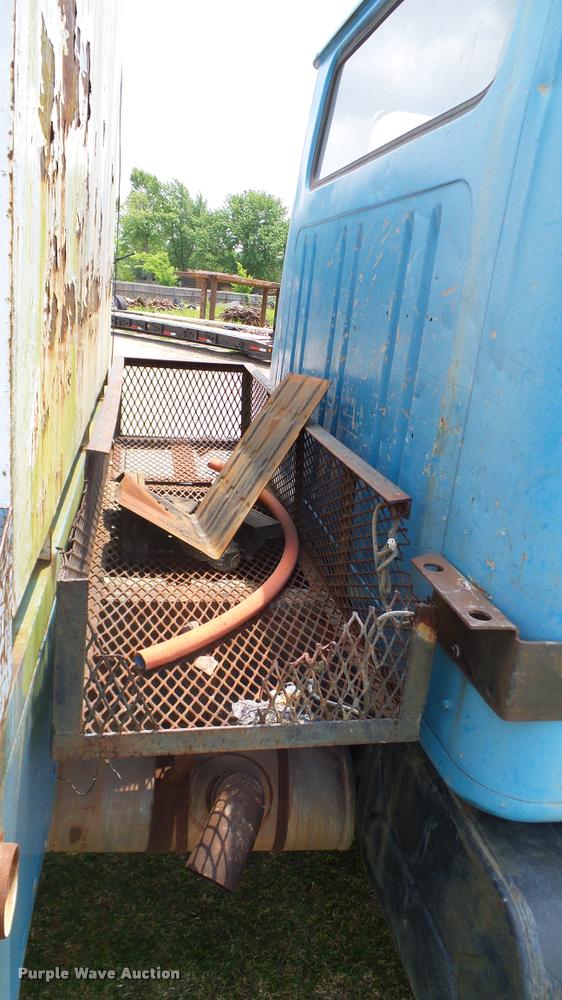 image for item L3141 1981 International 1854 tank truck