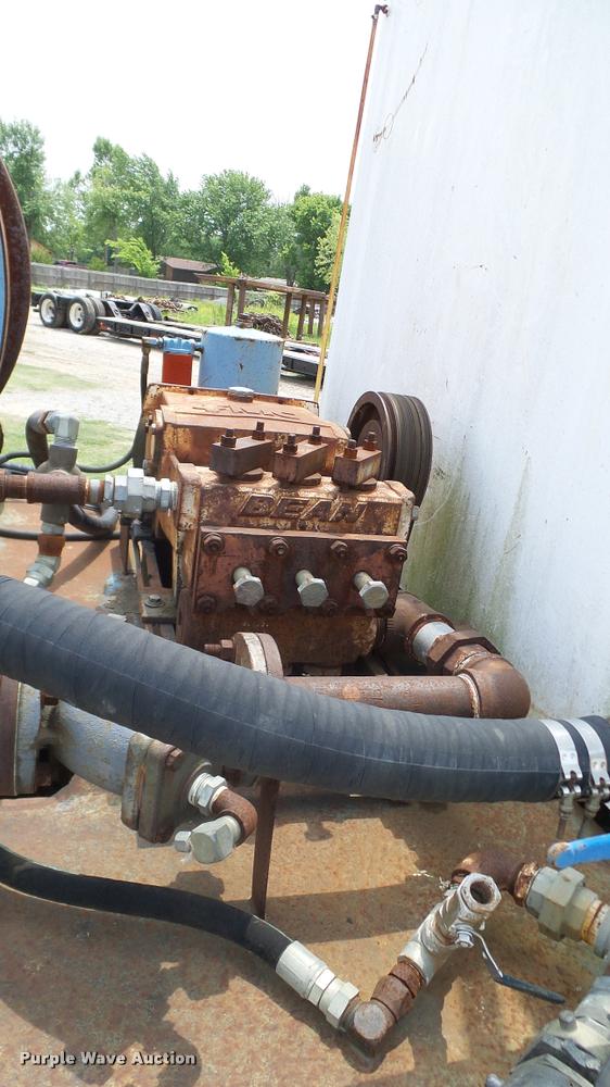 image for item L3141 1981 International 1854 tank truck