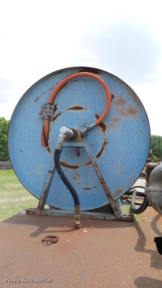 image for item L3141 1981 International 1854 tank truck