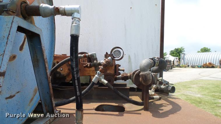 image for item L3141 1981 International 1854 tank truck