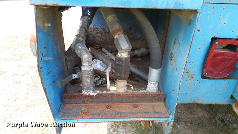 image for item L3141 1981 International 1854 tank truck