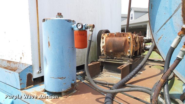 image for item L3141 1981 International 1854 tank truck