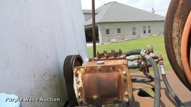 image for item L3141 1981 International 1854 tank truck