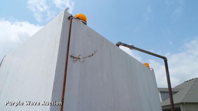 image for item L3141 1981 International 1854 tank truck