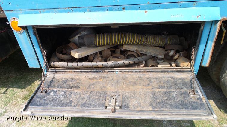 image for item L3141 1981 International 1854 tank truck