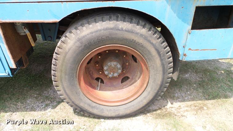 image for item L3141 1981 International 1854 tank truck