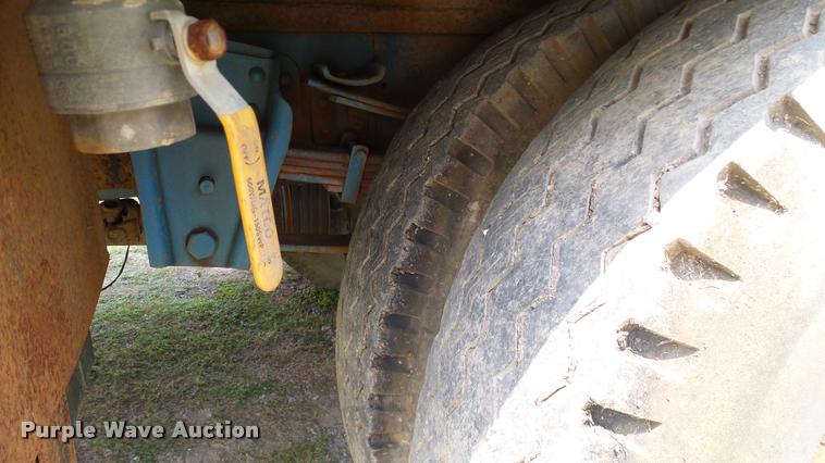 image for item L3141 1981 International 1854 tank truck