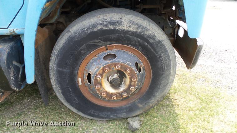 image for item L3141 1981 International 1854 tank truck