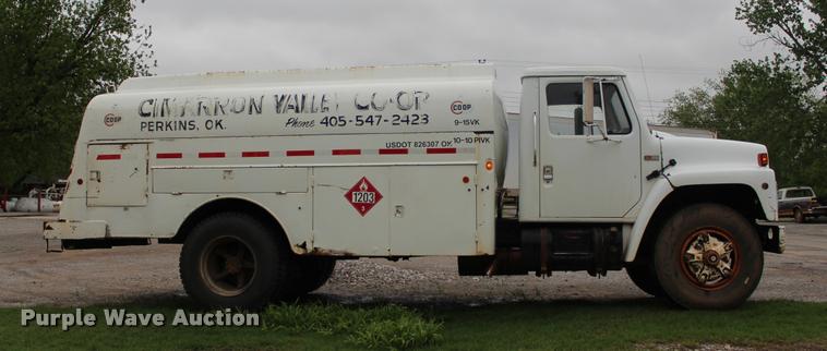 image for item L4991 1981 International S1900 fuel truck