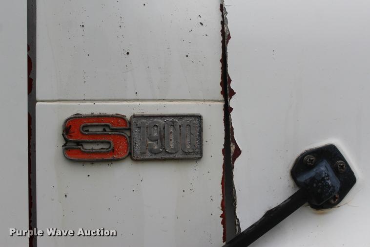 image for item L4991 1981 International S1900 fuel truck