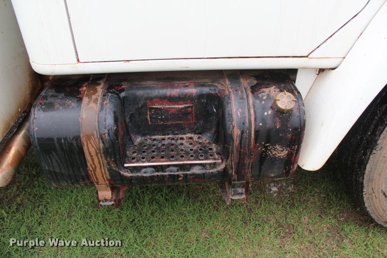 image for item L4991 1981 International S1900 fuel truck