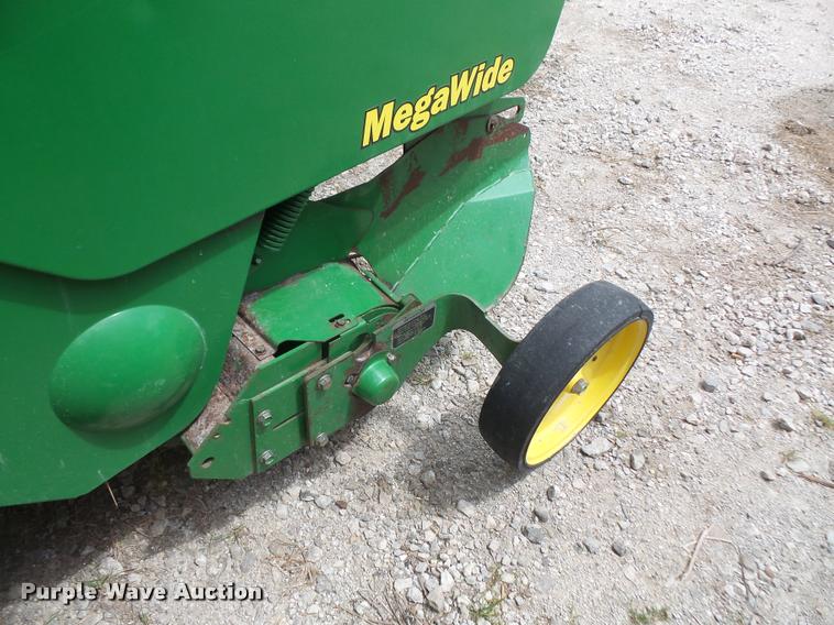 image for item DA6326 2005 John Deere 467 round baler
