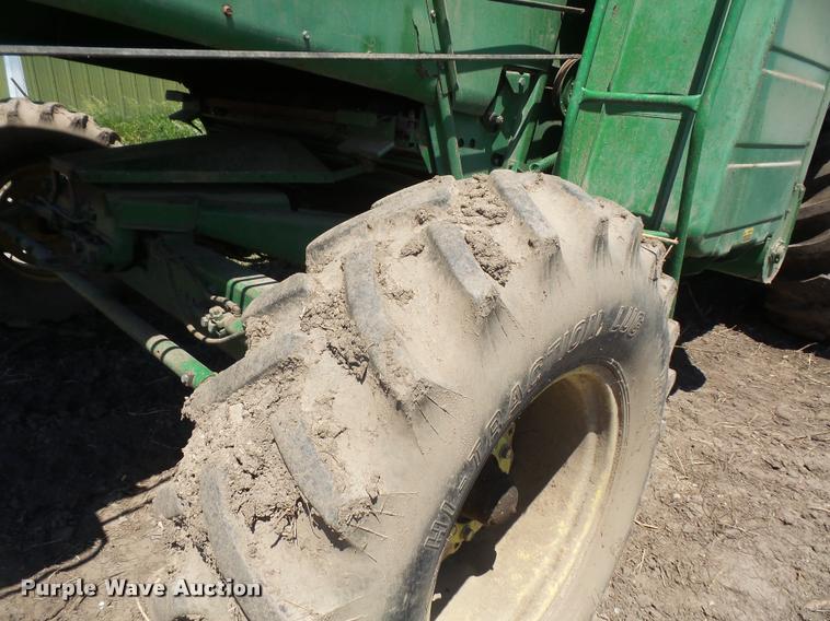 image for item DA6387 John Deere 8820 Titan II combine