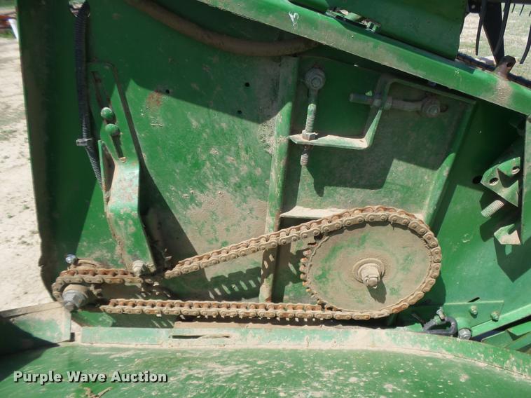 image for item DB2561 1993 John Deere 925 flex head