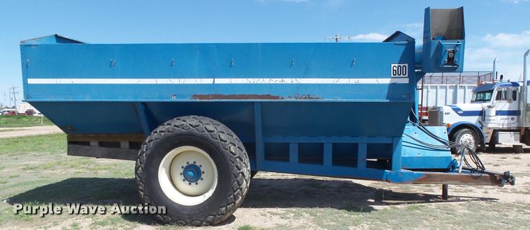 image for item DB2562 Kinze 600 grain cart