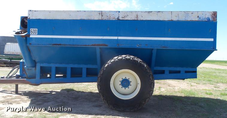 image for item DB2562 Kinze 600 grain cart