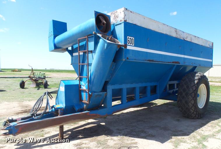 image for item DB2562 Kinze 600 grain cart