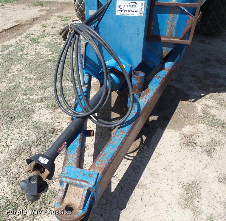 image for item DB2562 Kinze 600 grain cart