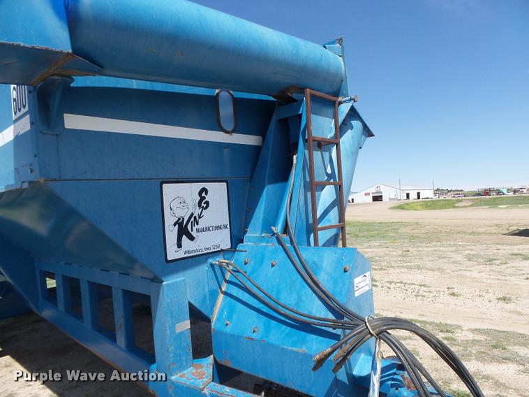 image for item DB2562 Kinze 600 grain cart