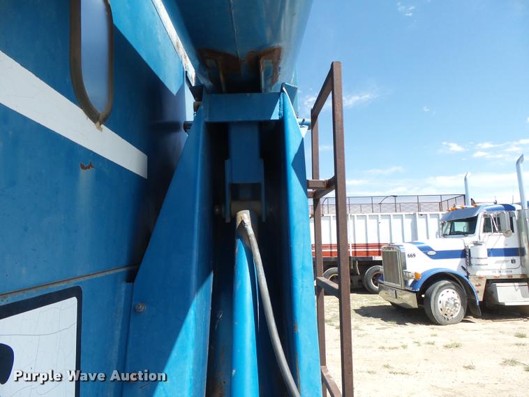 image for item DB2562 Kinze 600 grain cart