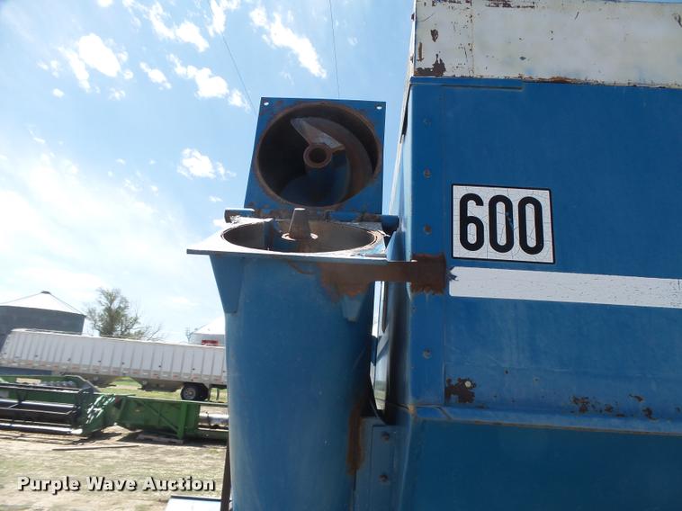 image for item DB2562 Kinze 600 grain cart