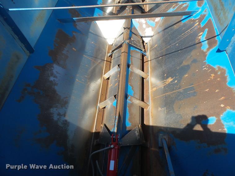 image for item DB2562 Kinze 600 grain cart