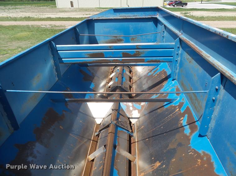 image for item DB2562 Kinze 600 grain cart