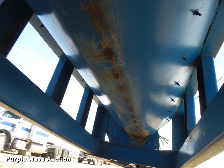 image for item DB2562 Kinze 600 grain cart