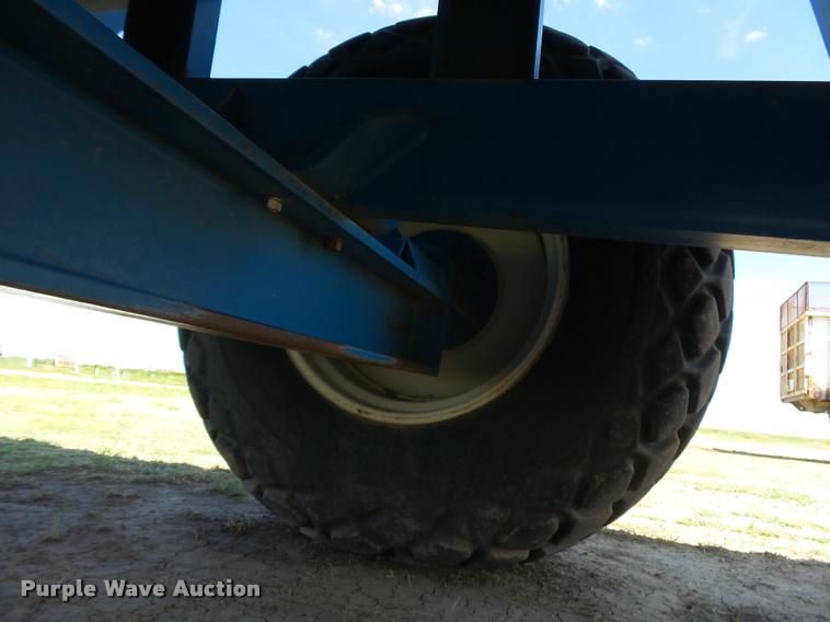 image for item DB2562 Kinze 600 grain cart