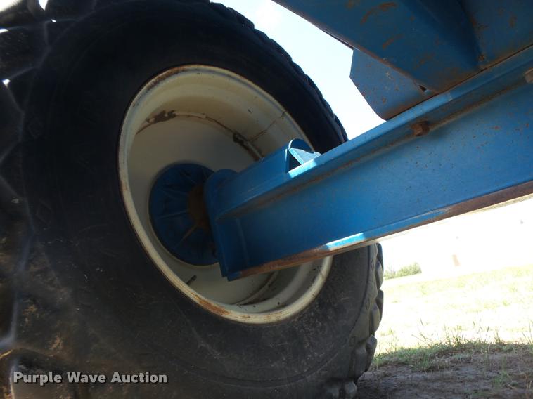 image for item DB2562 Kinze 600 grain cart