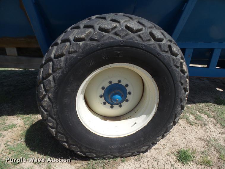 image for item DB2562 Kinze 600 grain cart