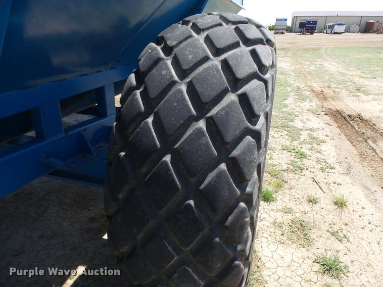 image for item DB2562 Kinze 600 grain cart