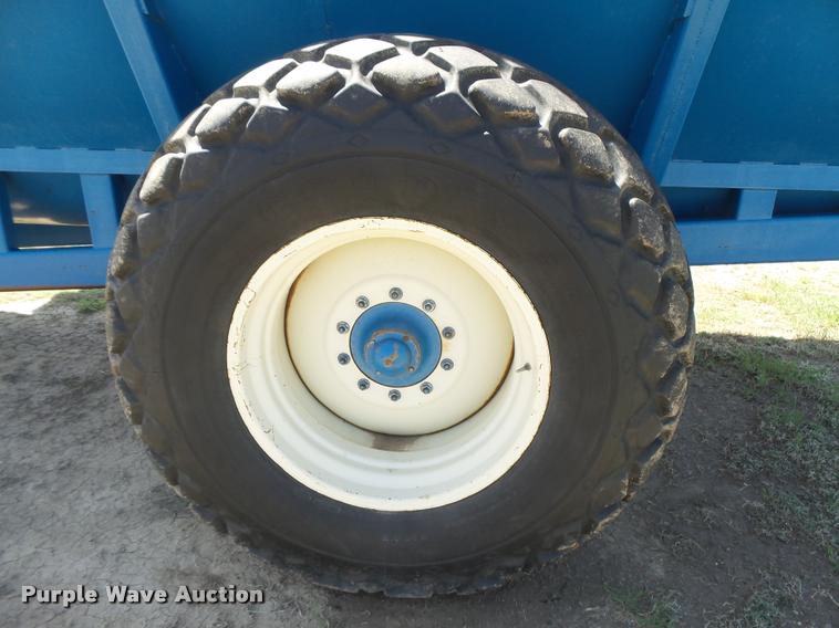 image for item DB2562 Kinze 600 grain cart
