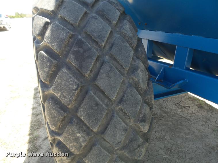 image for item DB2562 Kinze 600 grain cart