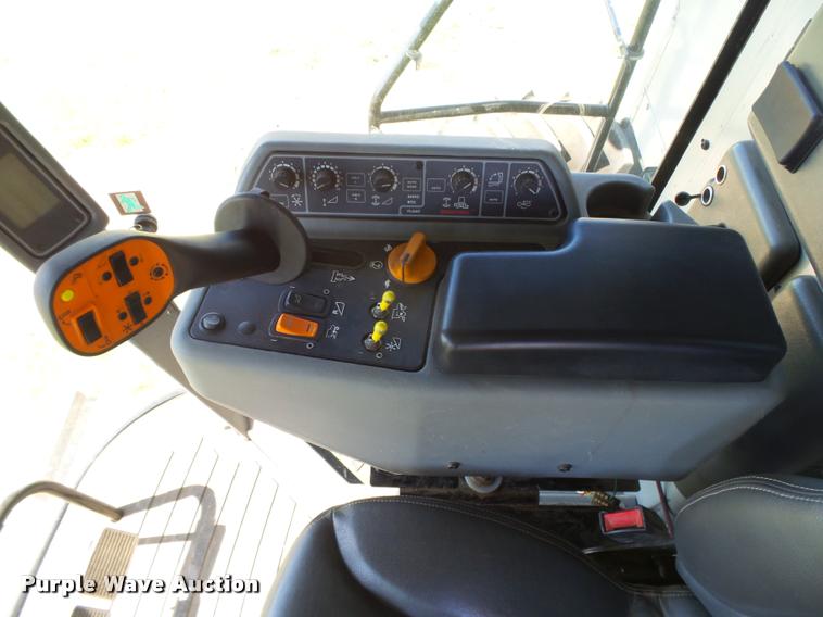 image for item DB2563 2011 Gleaner S77 Tritura Super Seven RWA combine