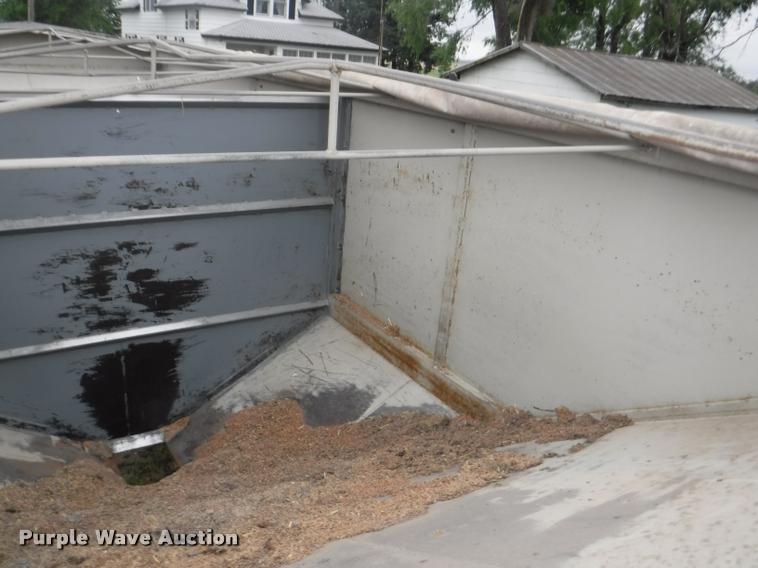 image for item DB3942 1994 Neville split hopper grain trailer