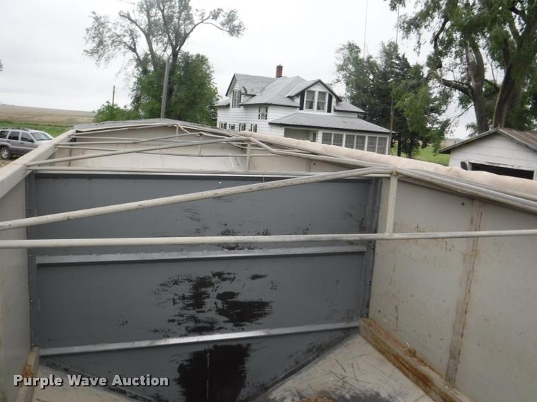 image for item DB3942 1994 Neville split hopper grain trailer