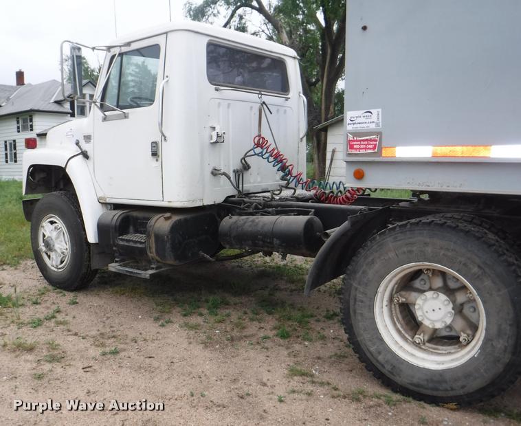 image for item DB3943 1987 International S1955 semi truck