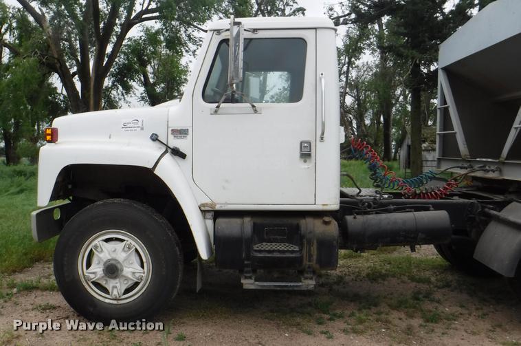 image for item DB3943 1987 International S1955 semi truck
