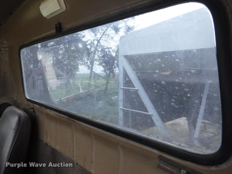 image for item DB3943 1987 International S1955 semi truck