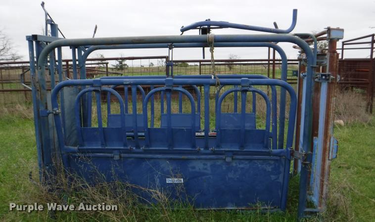 image for item DB3974 Universal cattle squeeze chute
