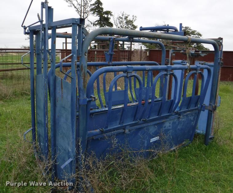 image for item DB3974 Universal cattle squeeze chute