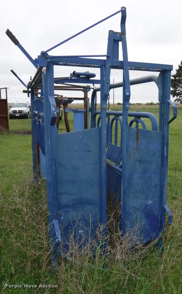 image for item DB3974 Universal cattle squeeze chute