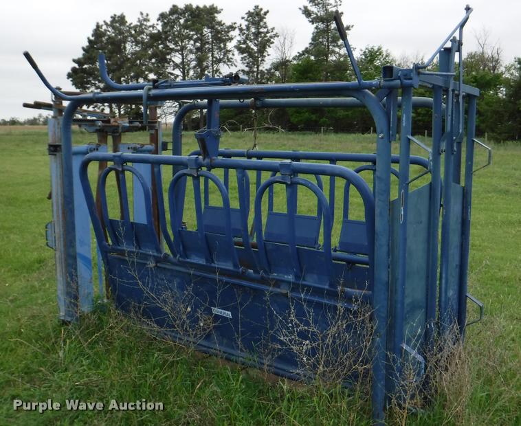image for item DB3974 Universal cattle squeeze chute