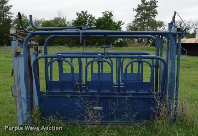 image for item DB3974 Universal cattle squeeze chute