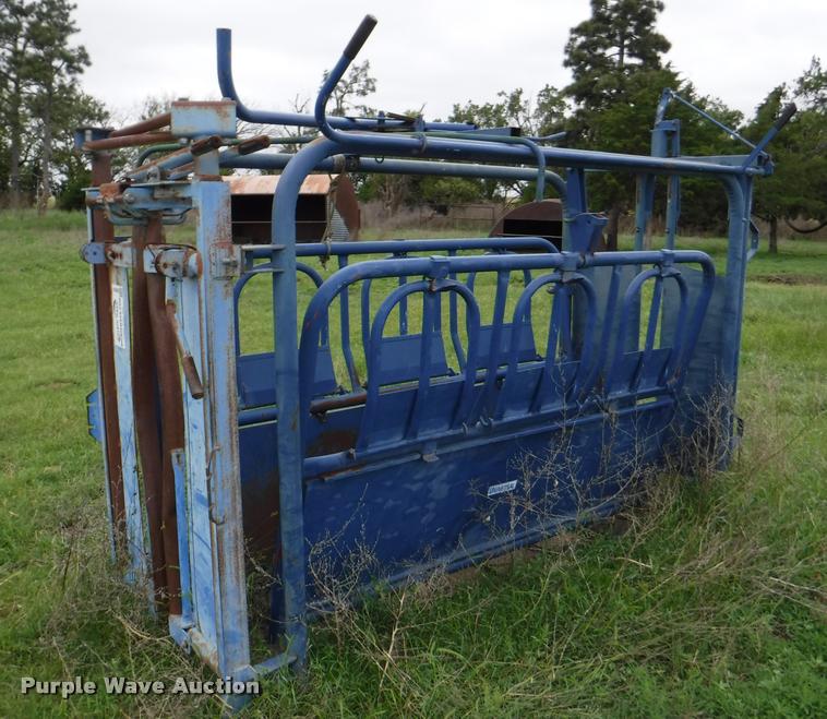 image for item DB3974 Universal cattle squeeze chute