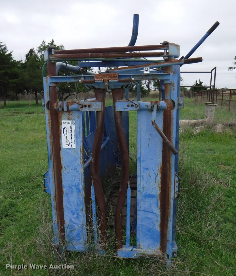 image for item DB3974 Universal cattle squeeze chute