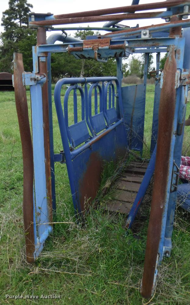 image for item DB3974 Universal cattle squeeze chute
