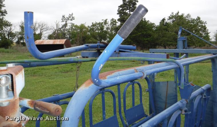image for item DB3974 Universal cattle squeeze chute
