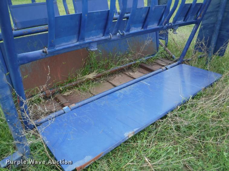 image for item DB3974 Universal cattle squeeze chute